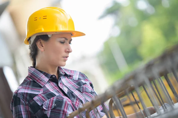 Mujer trabajadora al aire libre y mujer — Foto de Stock