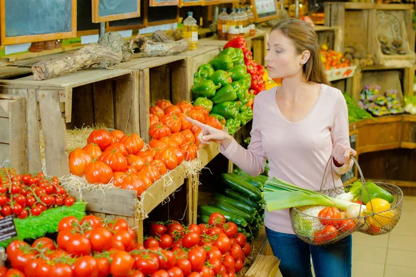 Tomater och lista och attraktiva — Stockfoto