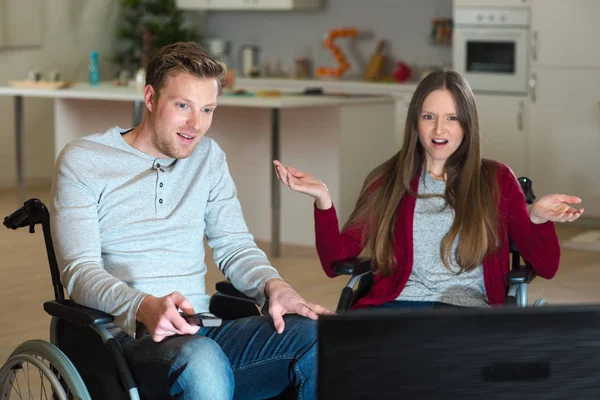 Paar vor dem Fernseher im Wohnzimmer zu Hause — Stockfoto