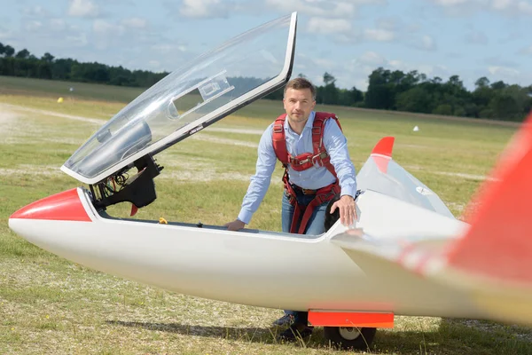 Porträt eines Mannes mit Segelflugzeug — Stockfoto