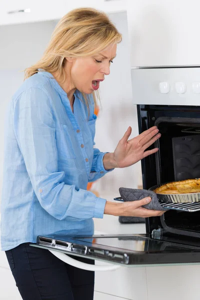 Κουζίνα έγκαυμα στο χέρι που προκαλείται από θέρμανση φούρνου — Φωτογραφία Αρχείου