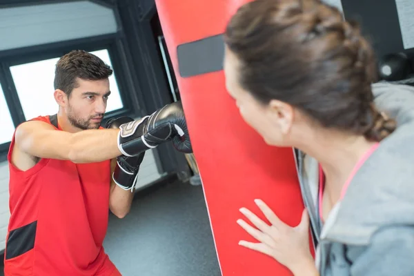 Fitness instruktor výuky boxu v cvičení třídy — Stock fotografie