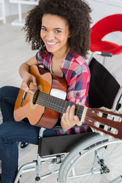 Jovem deficiente mulher segurando uma guitarra — Fotografia de Stock