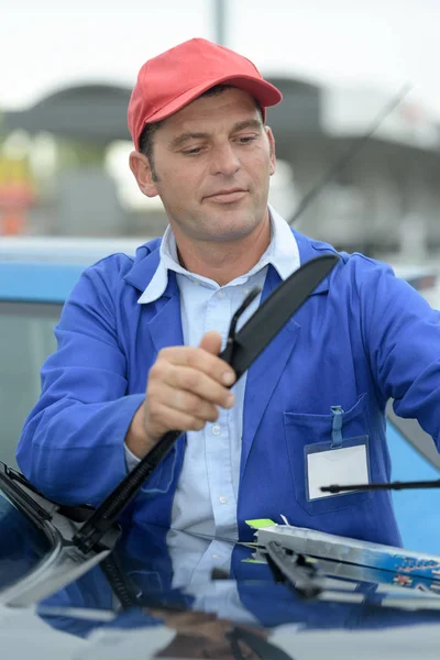 Técnico automotivo substituindo um limpador de pára-brisas — Fotografia de Stock