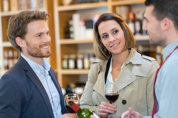 Weinprobe im Geschäft — Stockfoto