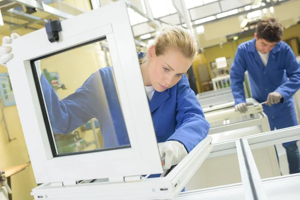 Jonge metallurgen aan het werk op school — Stockfoto