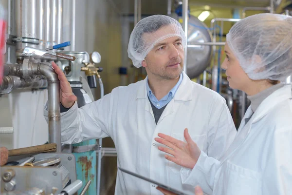 Lavoratori in una fabbrica — Foto Stock