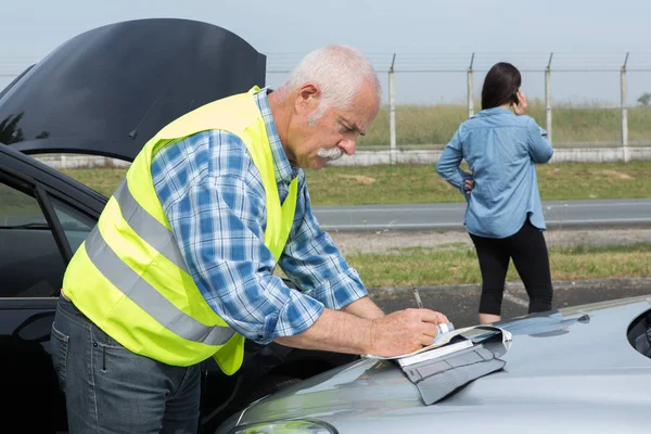 People dealing with car accident — Stock Photo, Image