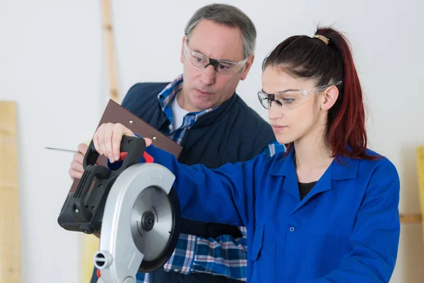 Apprenti utilisant une scie circulaire — Photo