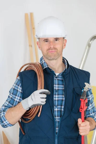 Arbeiter posiert mit Ausrüstung — Stockfoto