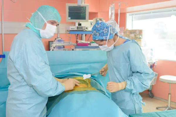 Χειρουργοί λειτουργία ενός ασθενή — Φωτογραφία Αρχείου