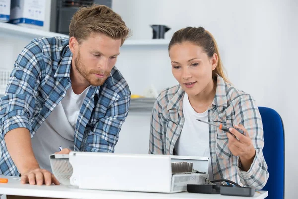 Ung tekniker frågar råd från kollega — Stockfoto