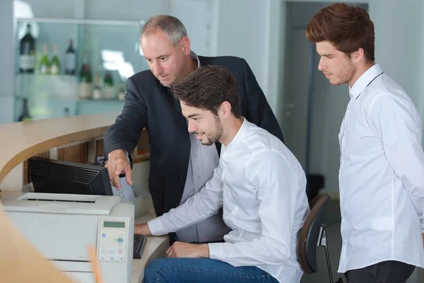 Male hotell receptionen arbetstagare med manager — Stockfoto