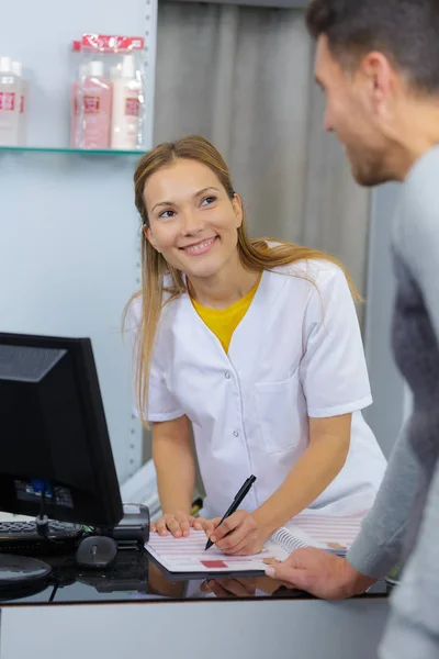 Mannelijke betalende schoonheidsspecialiste en vrouwelijk — Stockfoto