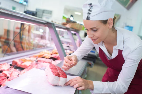 Kvinnliga slaktare i en stormarknad på jobbet — Stockfoto