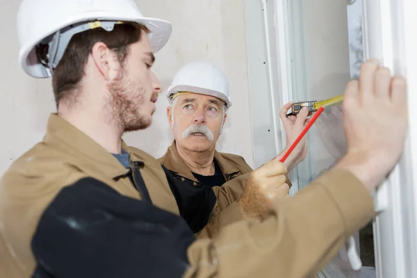 Equipe do instalador da janela e instalador — Fotografia de Stock