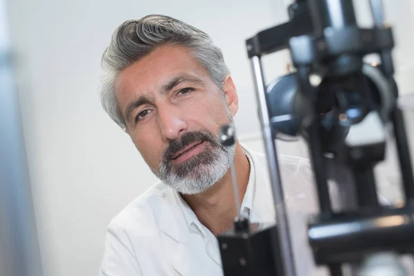 Porträt des Augenoptikers in seinen Vierzigern — Stockfoto