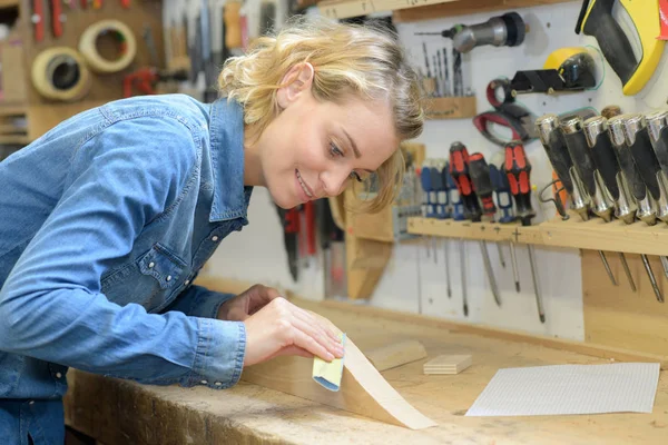 Pískování dřeva ženské architekt — Stock fotografie