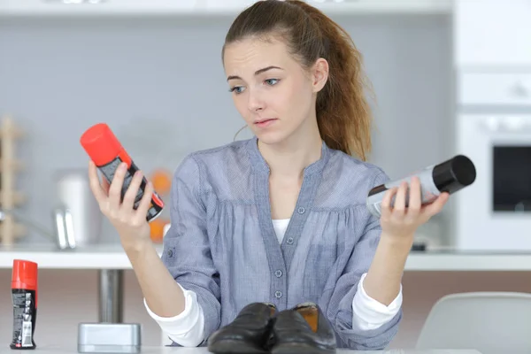 Mujer comparando la etiqueta —  Fotos de Stock