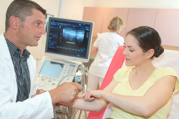 Mannelijke arts met een vrouwelijke patiënt ondergaat arm echografie — Stockfoto