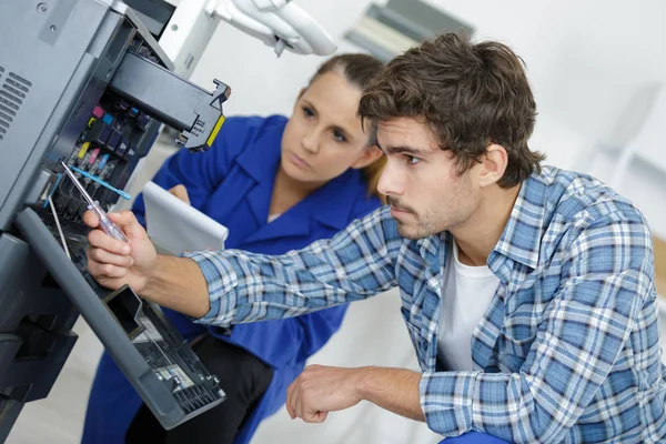 Técnico de cabeça inspecionando a reparação — Fotografia de Stock