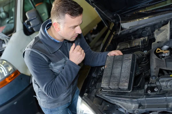 Mechanik se měnící auto vzduchový filtr — Stock fotografie