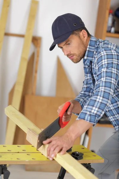 Ouvrier sciant le bois et l'homme — Photo