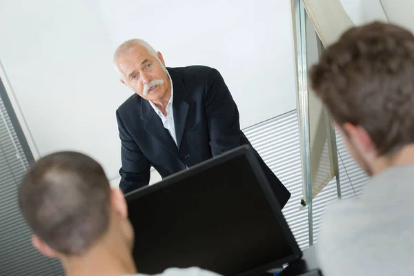 Senior leraar uitleggen exercisein klas — Stockfoto