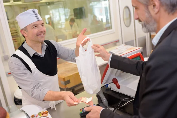 Klant koopt vlees en man — Stockfoto