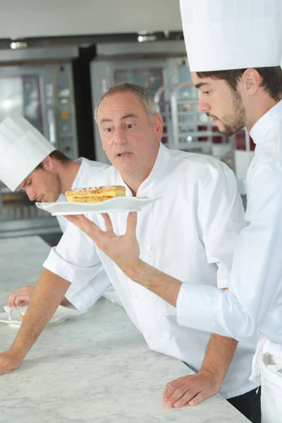 Samenwerking van mannen in het laboratorium van een bakkerij winkel — Stockfoto