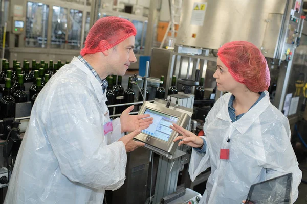 The distillery worker and operator — Stock Photo, Image