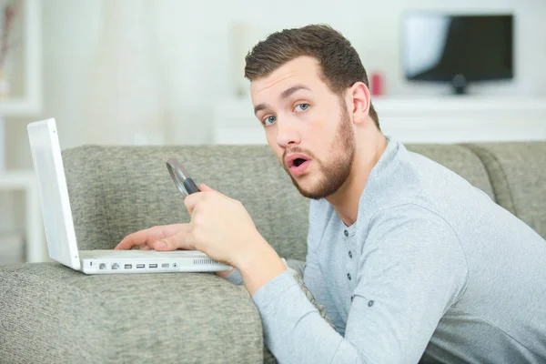 Homem atordoado no computador — Fotografia de Stock