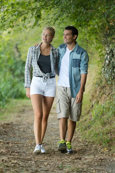 Paar wandeling op het bos — Stockfoto