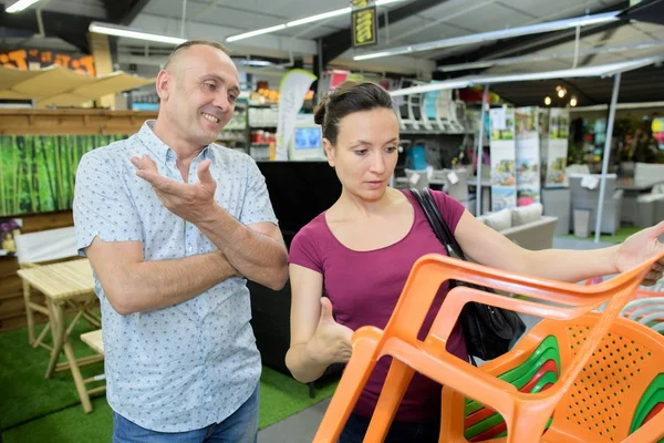 Nákup nábytku na velké maloobchodní prodejně pár — Stock fotografie