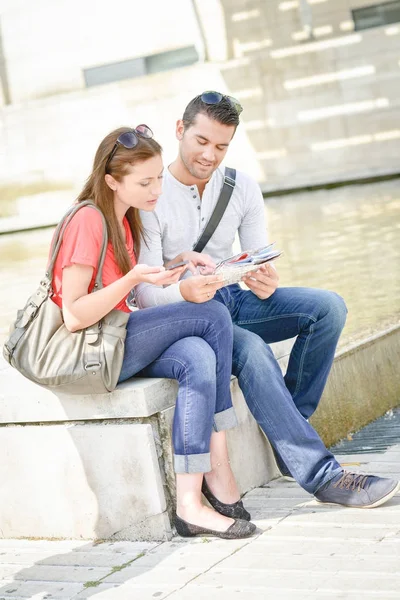 Couple sat down and affectionate — Stock Photo, Image