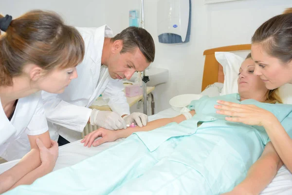 Tirocinanti osservando un medico — Foto Stock