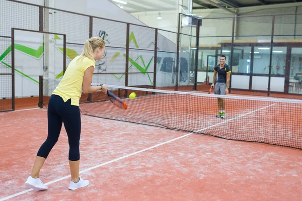 Par spelar tennisspel inomhus — Stockfoto
