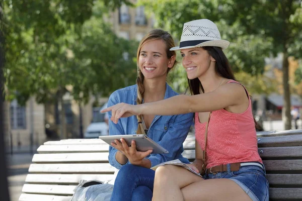 Turista alegre amigos do sexo feminino tirar fotos de si mesmos — Fotografia de Stock