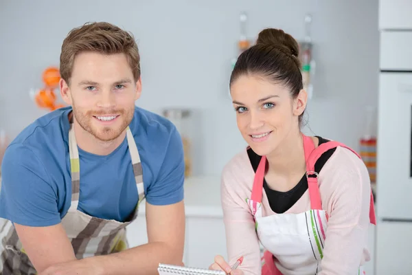 Jovem casal feliz na cozinha — Fotografia de Stock