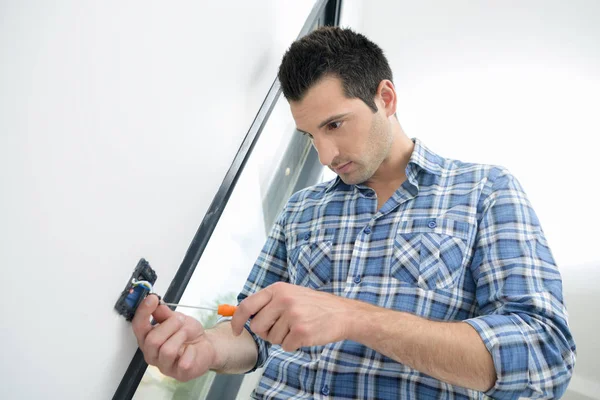 Electrician likes to work alone — Stock Photo, Image