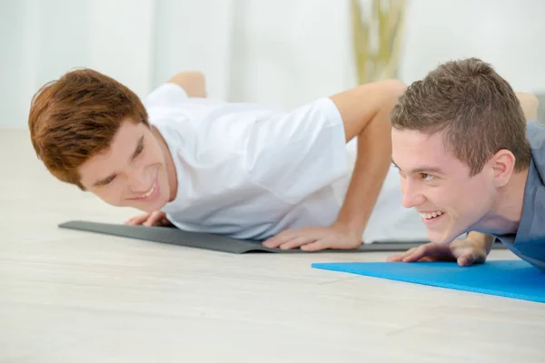 Young men trying to do push ups — Stock Photo, Image