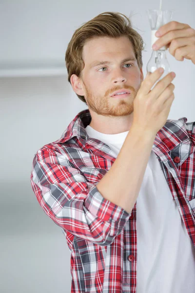 Lavoratore uomo cambiando lampadina — Foto Stock