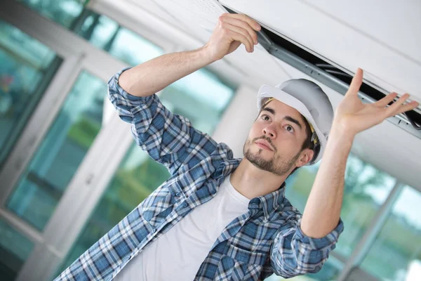 Aannemer vervangt overhead plafond paneel — Stockfoto