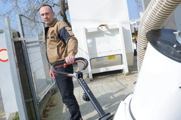 Straat schonere man met zijn uitrusting — Stockfoto