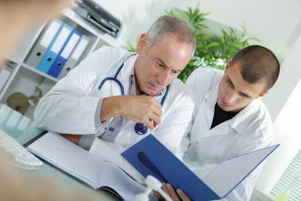 Doctor and student doctor is explaining something — Stock Photo, Image