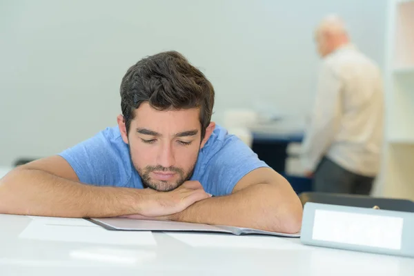 Porträtt av överarbetade affärsman sover i office — Stockfoto