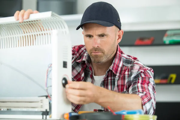 Fixing radiator and man — Stock Photo, Image