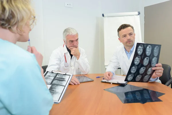 Médicos olhando para raio-X — Fotografia de Stock