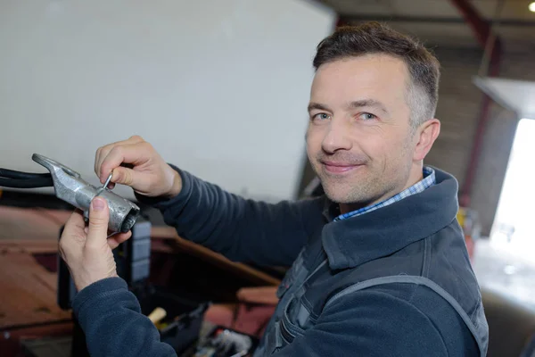 Mechanician no trabalho na garagem de reparação de automóveis — Fotografia de Stock