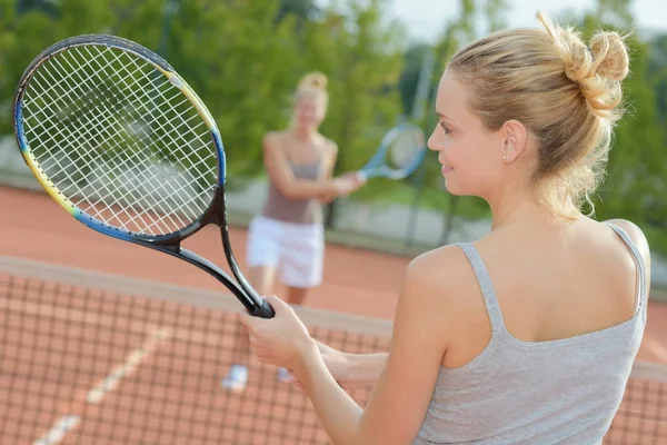 Kobiet grających w tenisa i sport — Zdjęcie stockowe